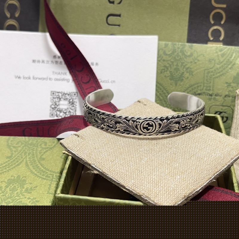 G*u*i bracelets